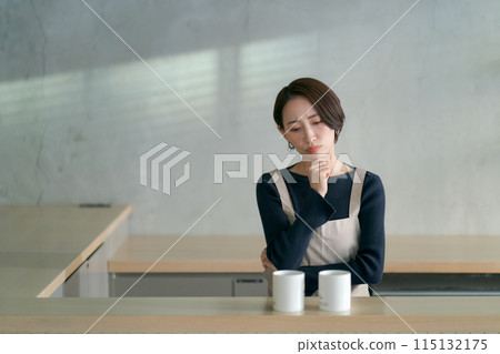Women staff working at a cafe 115132175