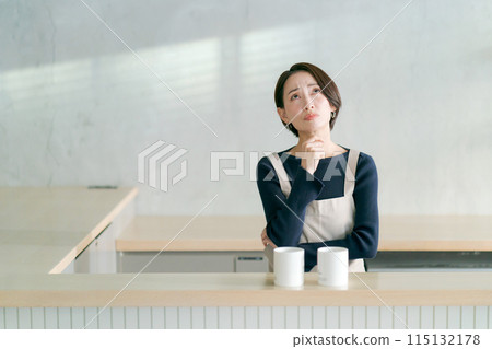 在一家咖啡館工作的女性員工 115132178