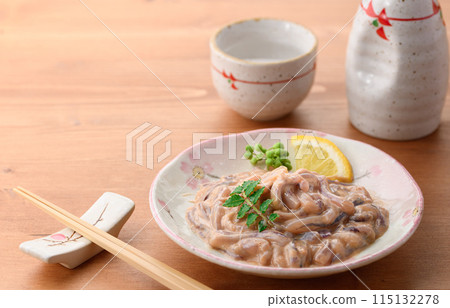 使用國產魷魚製成的鹽漬魷魚 115132278