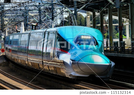 Series E5 Shinkansen running through the Mutsu Road at Nasushiobara Station on the Tohoku Shinkansen 115132314