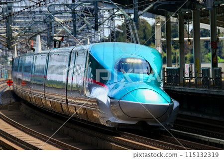 Series E5 Shinkansen running through the Mutsu Road at Nasushiobara Station on the Tohoku Shinkansen 115132319