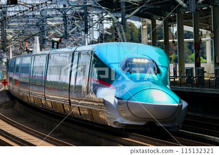 Series E5 Shinkansen running through the Mutsu Road at Nasushiobara Station on the Tohoku Shinkansen 115132321