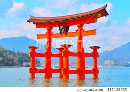 [Hiroshima Prefecture] Great Torii of Miyajima, one of Japan's three most scenic views of Aki 115132785