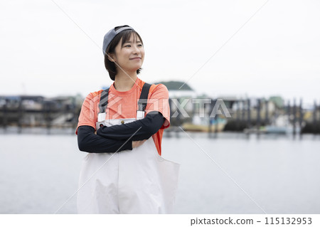 在漁港工作的年輕女子 115132953