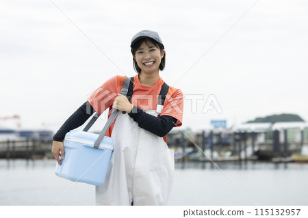 年輕女子去釣魚 115132957