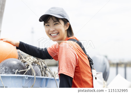 在漁港工作的婦女 115132995