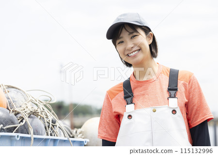 在漁港工作的婦女 115132996