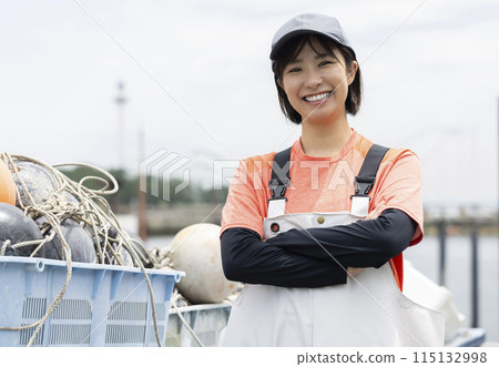 在漁港工作的婦女 115132998