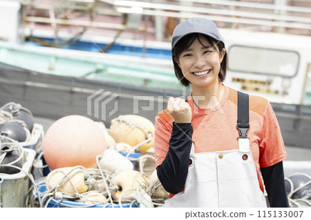 在漁港工作的婦女 115133007