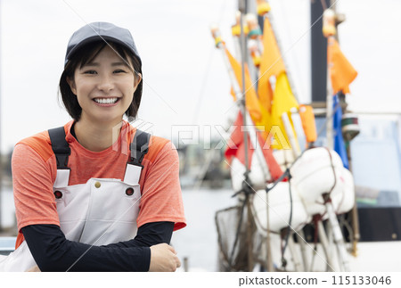 在漁港工作的年輕女子 115133046