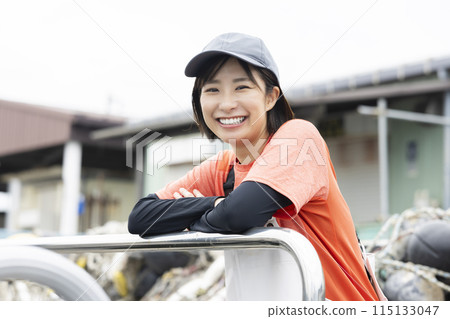 在漁港工作的年輕女子 115133047