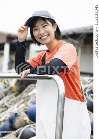 在漁港工作的年輕女子 115133048