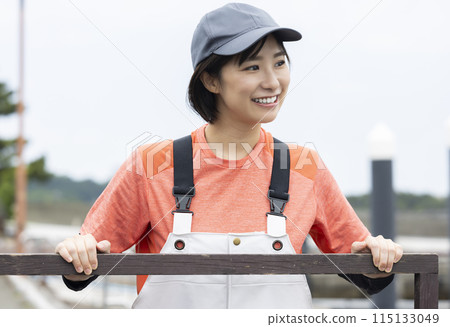 在漁港工作的年輕女子 115133049