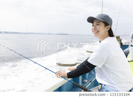 享受釣魚的可愛女人 115133104
