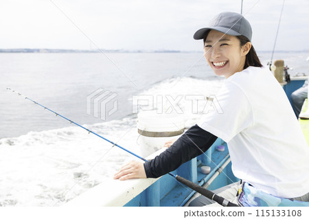 享受釣魚的可愛女人 115133108