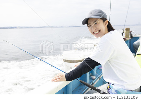 享受釣魚的可愛女人 115133109
