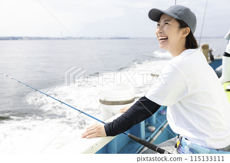 享受釣魚的可愛女人 115133111