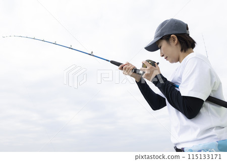 享受釣魚的可愛女人 115133171