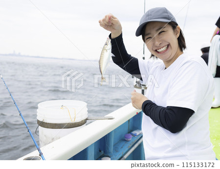 享受釣魚的可愛女人 115133172