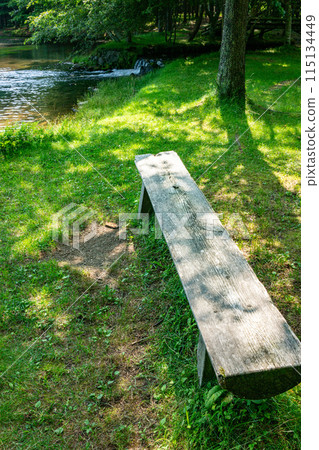 有池塘的公園的長椅風景 115134449