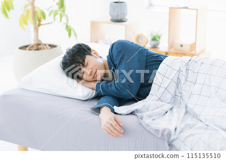 男人在床上睡得很香 男人在床上睡得很香 115135510