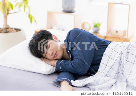 男人在床上睡得很香 男人在床上睡得很香 115135511