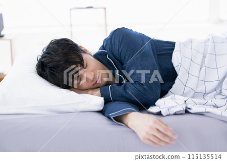 男人在床上睡得很香 115135514