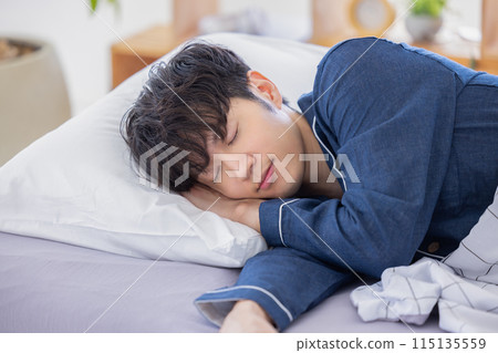 男人在床上睡得很香 男人在床上睡得很香 115135559