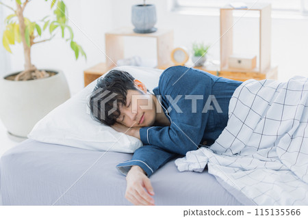 男人在床上睡得很香 115135566