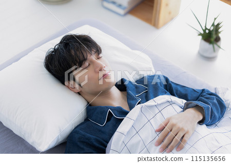 男人在床上睡得很香 115135656