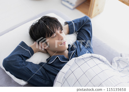 男人在床上睡得很香 115135658