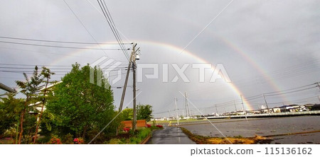 雨後東方天空可見巨大的雙彩虹 雨後東方天空可見巨大的雙彩虹 115136162