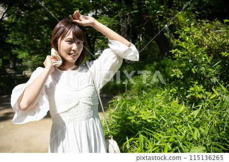 一個女人在陽光明媚的日子戶外散步 一個女人在陽光明媚的日子戶外散步 115136265