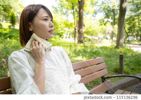 坐在戶外長椅上擦汗的女人 坐在戶外長椅上擦汗的女人 115136296