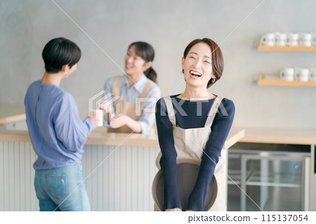 在咖啡館工作的人 115137054