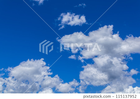 白雲在盛夏的藍天上流動 白雲在盛夏的藍天上流動 115137952