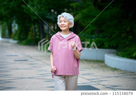 白髮慢跑的活躍老人 白髮慢跑的活躍老人 115138079