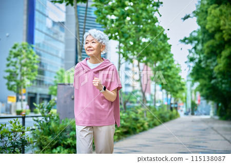 Gray-haired active senior jogging 115138087