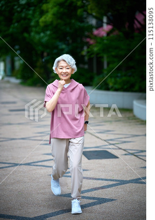 白髮慢跑的活躍老人 115138095