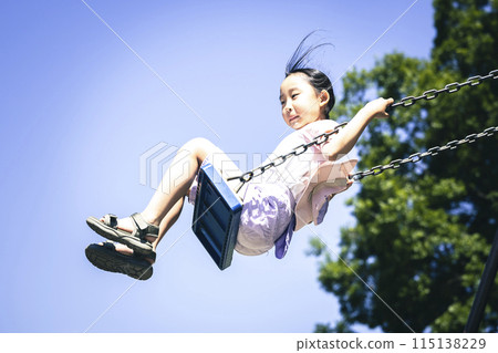 小學生玩鞦韆 115138229