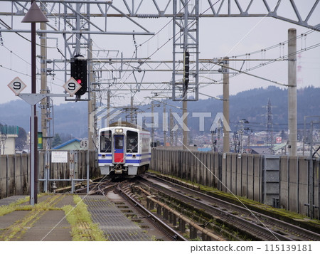 Hokuetsu Express local train HK100 series train arrives at Tokamachi Station Hokuetsu Express local train HK100 series train arrives at Tokamachi Station 115139181