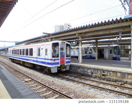 Hokuetsu Express HK100 series and Tokitetsu ET122 series at Naoetsu Station 115139186