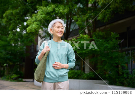 Cheerful senior woman holding a shopping bag 115139998