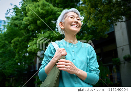 拿著購物袋的快樂的資深婦女 拿著購物袋的快樂的資深婦女 115140004