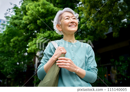 拿著購物袋的快樂的資深婦女 115140005