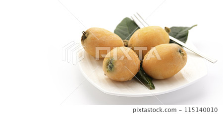 Taste of early summer: Loquat (Kagawa Prefecture) on white background 115140010