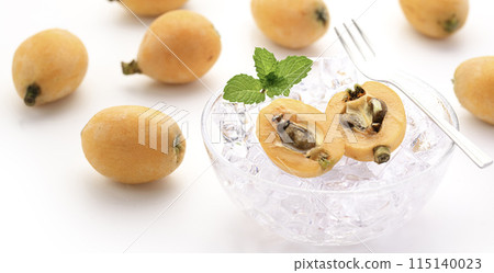 初夏的味道-枇杷(香川縣產)白色背景 初夏的味道-枇杷(香川縣產)白色背景 115140023