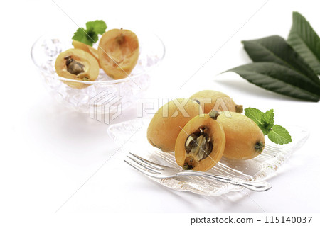 初夏的味道-枇杷(香川縣產)白色背景 初夏的味道-枇杷(香川縣產)白色背景 115140037