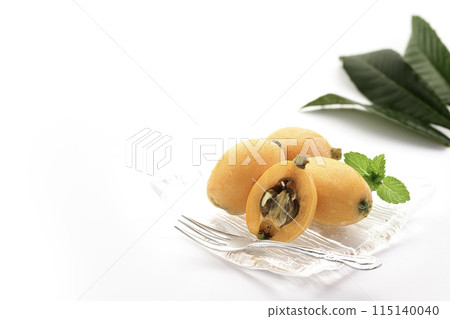 初夏的味道-枇杷(香川縣產)白色背景 初夏的味道-枇杷(香川縣產)白色背景 115140040