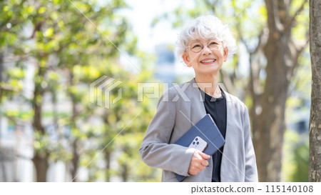 Senior woman business tablet 115140108